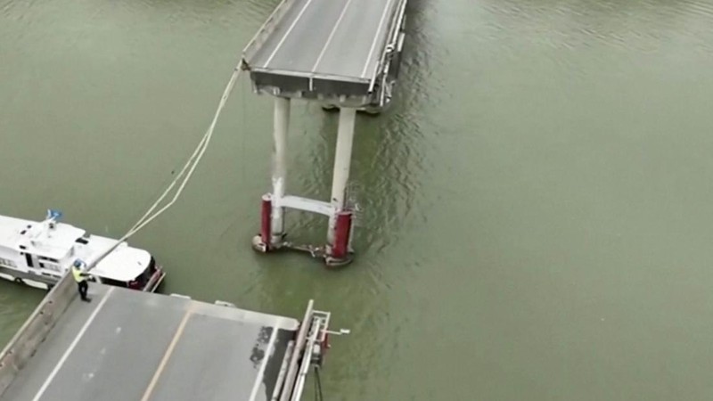 Dalam gambar dari video yang dirilis CCTV Tiongkok ini, orang-orang memeriksa Jembatan Lixinsha yang rusak setelah ditabrak kapal kontainer di Distrik Nansha, Guangzhou, Provinsi Guangdong, China selatan, Kamis, 22 Februari 2024. Hanya sedikit orang yang tewas dan hilang setelah kecelakaan. kapal kontainer besar menabrak jembatan di selatan kota Guangzhou di China selatan pada Kamis pagi, menyebabkan sebagian jembatan runtuh bersama dengan kendaraan. (CCTV via AP Video)