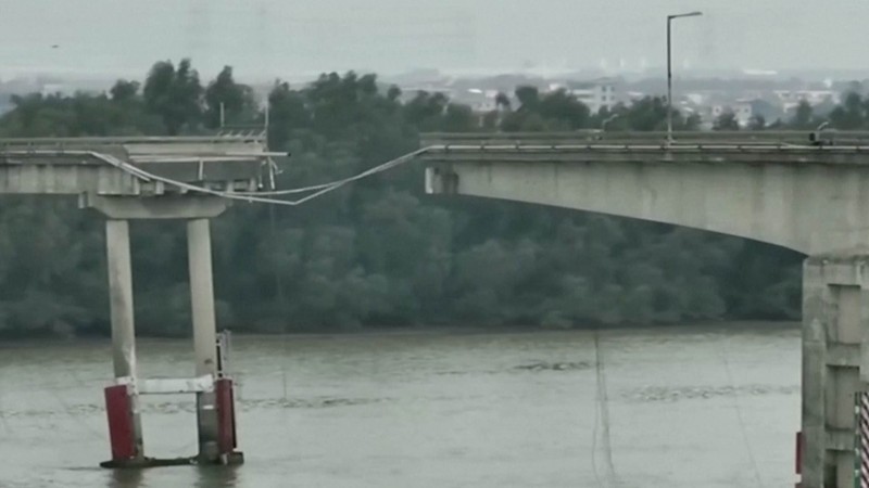 Dalam gambar dari video yang dirilis CCTV Tiongkok ini, orang-orang memeriksa Jembatan Lixinsha yang rusak setelah ditabrak kapal kontainer di Distrik Nansha, Guangzhou, Provinsi Guangdong, China selatan, Kamis, 22 Februari 2024. Dalam gambar dari video yang dirilis CCTV Tiongkok ini, orang-orang memeriksa Jembatan Lixinsha yang rusak setelah ditabrak kapal kontainer di Distrik Nansha, Guangzhou, Provinsi Guangdong, China selatan, Kamis, 22 Februari 2024. Hanya sedikit orang yang tewas dan hilang setelah kecelakaan. kapal kontainer besar menabrak jembatan di selatan kota Guangzhou di China selatan pada Kamis pagi, menyebabkan sebagian jembatan runtuh bersama dengan kendaraan. (CCTV via AP Video)
