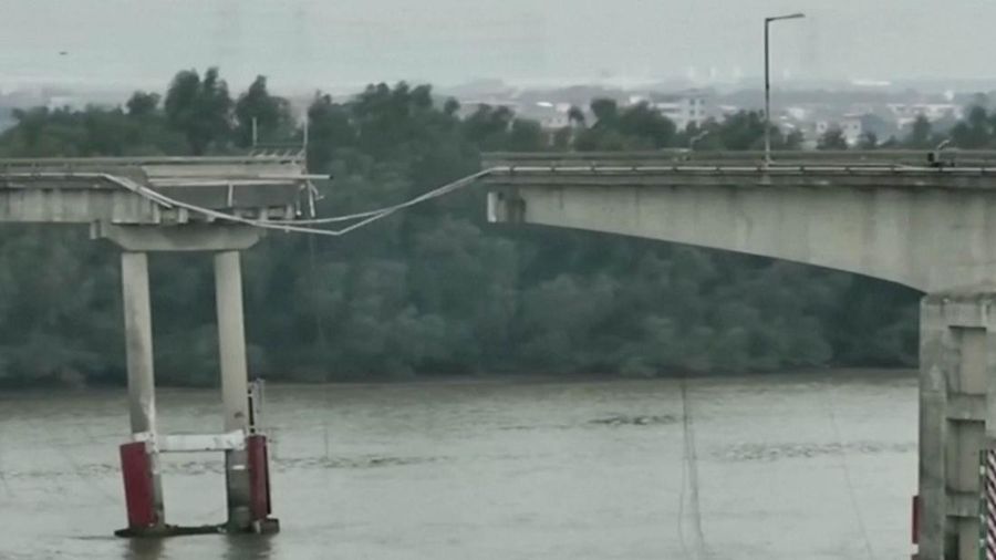 Dalam gambar dari video yang dirilis CCTV Tiongkok ini, orang-orang memeriksa Jembatan Lixinsha yang rusak setelah ditabrak kapal kontainer di Distrik Nansha, Guangzhou, Provinsi Guangdong, China selatan, Kamis, 22 Februari 2024. Hanya sedikit orang yang tewas dan hilang setelah kecelakaan. kapal kontainer besar menabrak jembatan di selatan kota Guangzhou di China selatan pada Kamis pagi, menyebabkan sebagian jembatan runtuh bersama dengan kendaraan. (CCTV via AP Video)