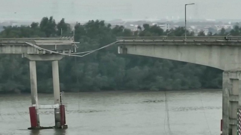 Dalam gambar dari video yang dirilis CCTV Tiongkok ini, orang-orang memeriksa Jembatan Lixinsha yang rusak setelah ditabrak kapal kontainer di Distrik Nansha, Guangzhou, Provinsi Guangdong, China selatan, Kamis, 22 Februari 2024. Hanya sedikit orang yang tewas dan hilang setelah kecelakaan. kapal kontainer besar menabrak jembatan di selatan kota Guangzhou di China selatan pada Kamis pagi, menyebabkan sebagian jembatan runtuh bersama dengan kendaraan. (CCTV via AP Video)