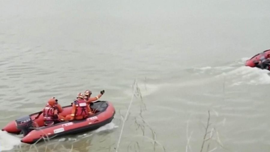 Dalam gambar dari video yang dirilis CCTV Tiongkok ini, orang-orang memeriksa Jembatan Lixinsha yang rusak setelah ditabrak kapal kontainer di Distrik Nansha, Guangzhou, Provinsi Guangdong, China selatan, Kamis, 22 Februari 2024. Hanya sedikit orang yang tewas dan hilang setelah kecelakaan. kapal kontainer besar menabrak jembatan di selatan kota Guangzhou di China selatan pada Kamis pagi, menyebabkan sebagian jembatan runtuh bersama dengan kendaraan. (CCTV via AP Video)