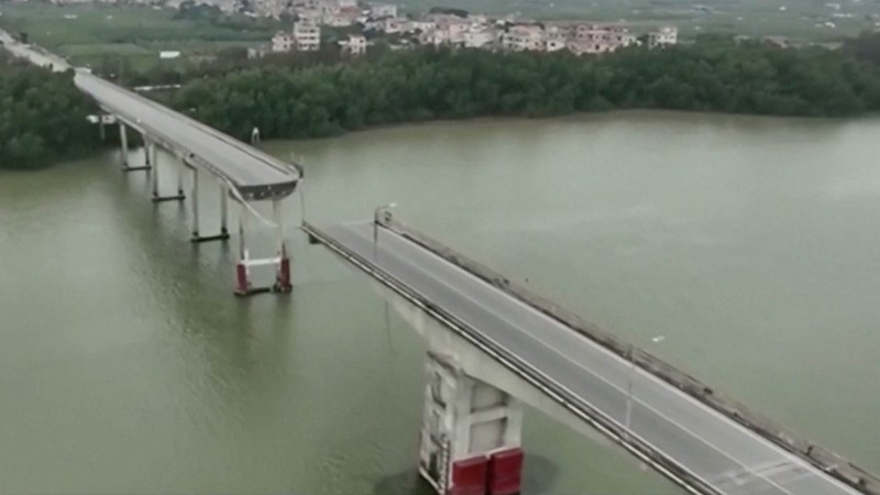 Dalam gambar dari video yang dirilis CCTV Tiongkok ini, orang-orang memeriksa Jembatan Lixinsha yang rusak setelah ditabrak kapal kontainer di Distrik Nansha, Guangzhou, Provinsi Guangdong, China selatan, Kamis, 22 Februari 2024. Dalam gambar dari video yang dirilis CCTV Tiongkok ini, orang-orang memeriksa Jembatan Lixinsha yang rusak setelah ditabrak kapal kontainer di Distrik Nansha, Guangzhou, Provinsi Guangdong, China selatan, Kamis, 22 Februari 2024. Hanya sedikit orang yang tewas dan hilang setelah kecelakaan. kapal kontainer besar menabrak jembatan di selatan kota Guangzhou di China selatan pada Kamis pagi, menyebabkan sebagian jembatan runtuh bersama dengan kendaraan. (CCTV via AP Video)