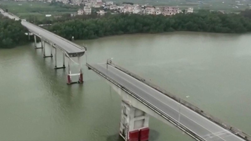 Dalam gambar dari video yang dirilis CCTV Tiongkok ini, orang-orang memeriksa Jembatan Lixinsha yang rusak setelah ditabrak kapal kontainer di Distrik Nansha, Guangzhou, Provinsi Guangdong, China selatan, Kamis, 22 Februari 2024. Hanya sedikit orang yang tewas dan hilang setelah kecelakaan. kapal kontainer besar menabrak jembatan di selatan kota Guangzhou di China selatan pada Kamis pagi, menyebabkan sebagian jembatan runtuh bersama dengan kendaraan. (CCTV via AP Video)