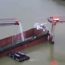 Detik-Detik Kapal Tongkang China Tabrak Jembatan hingga Terbelah