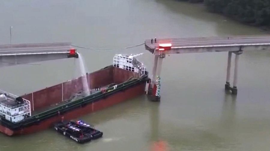 Dalam gambar dari video yang dirilis CCTV Tiongkok ini, orang-orang memeriksa Jembatan Lixinsha yang rusak setelah ditabrak kapal kontainer di Distrik Nansha, Guangzhou, Provinsi Guangdong, China selatan, Kamis, 22 Februari 2024. Hanya sedikit orang yang tewas dan hilang setelah kecelakaan. kapal kontainer besar menabrak jembatan di selatan kota Guangzhou di China selatan pada Kamis pagi, menyebabkan sebagian jembatan runtuh bersama dengan kendaraan. (CCTV via AP Video)