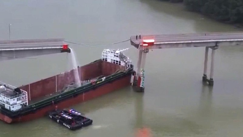 Dalam gambar dari video yang dirilis CCTV Tiongkok ini, orang-orang memeriksa Jembatan Lixinsha yang rusak setelah ditabrak kapal kontainer di Distrik Nansha, Guangzhou, Provinsi Guangdong, China selatan, Kamis, 22 Februari 2024. Hanya sedikit orang yang tewas dan hilang setelah kecelakaan. kapal kontainer besar menabrak jembatan di selatan kota Guangzhou di China selatan pada Kamis pagi, menyebabkan sebagian jembatan runtuh bersama dengan kendaraan. (CCTV via AP Video)