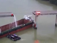 Detik-Detik Kapal Tongkang China Tabrak Jembatan hingga Terbelah