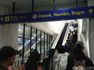 KAI Jelaskan Awal Mula Eskalator Bikin Orang Berjatuhan di St Manggarai