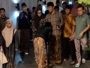 Momen Gus Iqdam Mundur-mundur Nabrak Saking Sopannya pada Gus Kautsar