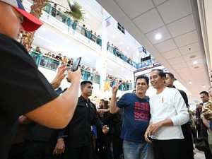 Jokowi Kunjungi Mal di Makassar, Warga Berebut Ajak Selfie