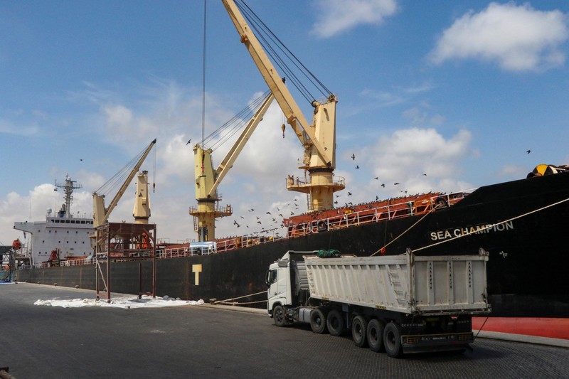 Kapal kargo curah berbendera Yunani Sea Champion berlabuh di pelabuhan Aden, Yaman, tempat kapal itu tiba setelah diserang di Laut Merah dalam serangan rudal yang tampaknya keliru oleh milisi Houthi, 21 Februari 2024. Kapal kargo curah berbendera Yunani Sea Champion berlabuh di pelabuhan Aden, Yaman, tempat kapal itu tiba setelah diserang di Laut Merah dalam serangan rudal yang tampaknya keliru oleh milisi Houthi, 21 Februari 2024. (REUTERS/Fawaz Salman)