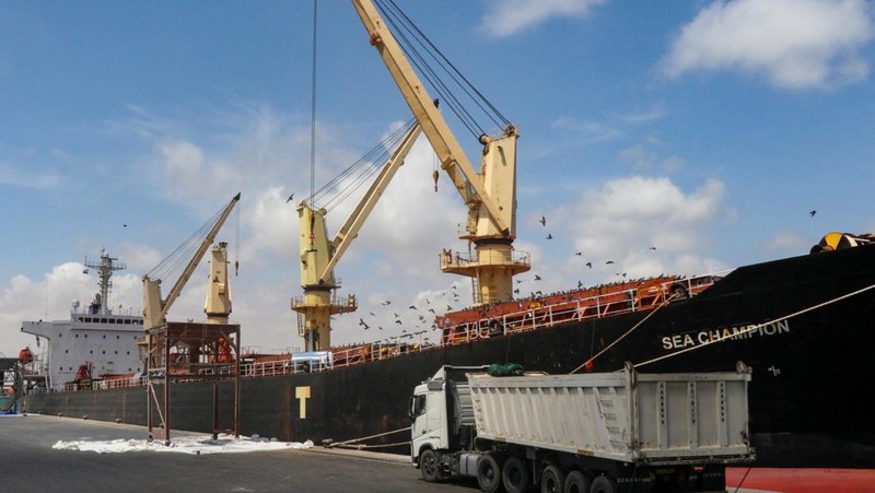 Kapal kargo curah berbendera Yunani Sea Champion berlabuh di pelabuhan Aden, Yaman, tempat kapal itu tiba setelah diserang di Laut Merah dalam serangan rudal yang tampaknya keliru oleh milisi Houthi, 21 Februari 2024. (REUTERS/Fawaz Salman)
