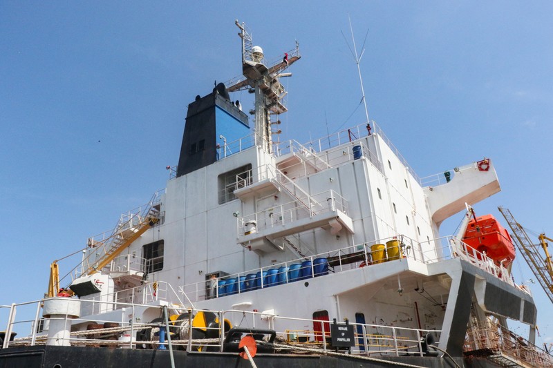 Kapal kargo curah berbendera Yunani Sea Champion berlabuh di pelabuhan Aden, Yaman, tempat kapal itu tiba setelah diserang di Laut Merah dalam serangan rudal yang tampaknya keliru oleh milisi Houthi, 21 Februari 2024. (REUTERS/Fawaz Salman)