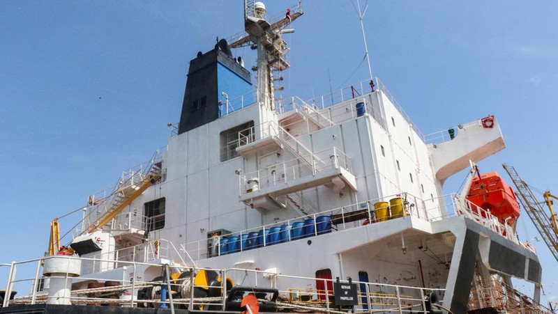 Kapal kargo curah berbendera Yunani Sea Champion berlabuh di pelabuhan Aden, Yaman, tempat kapal itu tiba setelah diserang di Laut Merah dalam serangan rudal yang tampaknya keliru oleh milisi Houthi, 21 Februari 2024. (REUTERS/Fawaz Salman)