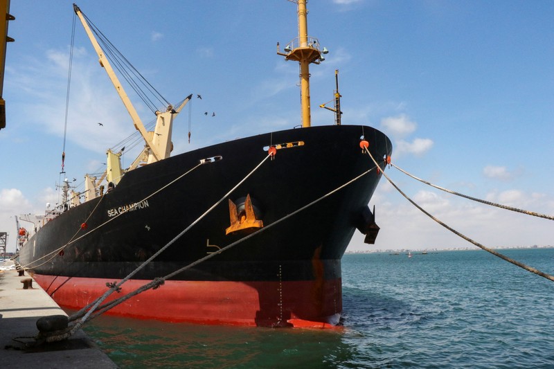 Kapal kargo curah berbendera Yunani Sea Champion berlabuh di pelabuhan Aden, Yaman, tempat kapal itu tiba setelah diserang di Laut Merah dalam serangan rudal yang tampaknya keliru oleh milisi Houthi, 21 Februari 2024. Kapal kargo curah berbendera Yunani Sea Champion berlabuh di pelabuhan Aden, Yaman, tempat kapal itu tiba setelah diserang di Laut Merah dalam serangan rudal yang tampaknya keliru oleh milisi Houthi, 21 Februari 2024. (REUTERS/Fawaz Salman)