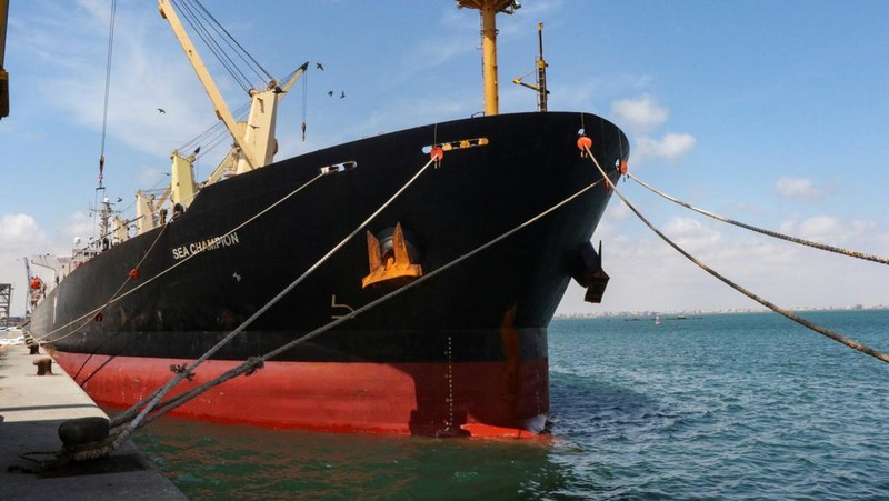 Kapal kargo curah berbendera Yunani Sea Champion berlabuh di pelabuhan Aden, Yaman, tempat kapal itu tiba setelah diserang di Laut Merah dalam serangan rudal yang tampaknya keliru oleh milisi Houthi, 21 Februari 2024. (REUTERS/Fawaz Salman)