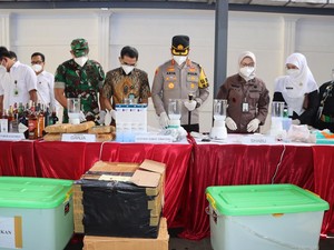 Kejari Depok Musnahkan Barang Bukti Narkoba hingga Senjata Tajam Tawuran