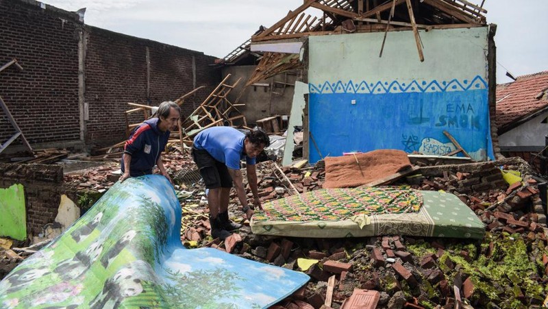 Pemandangan drone bangunan yang rusak akibat angin puting beliung di Sumedang, Indonesia, 21 Februari 2024, dalam gambar ini diperoleh dari media sosial. (Muhammad Adiaz Agung/via REUTERS)