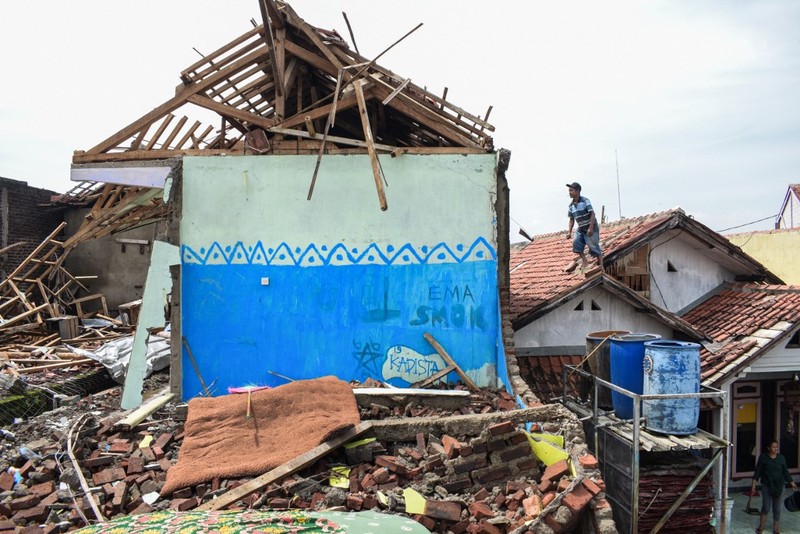 Pemandangan drone bangunan yang rusak akibat angin puting beliung di Sumedang, Indonesia, 21 Februari 2024, dalam gambar ini diperoleh dari media sosial. Pemandangan drone bangunan yang rusak akibat angin puting beliung di Sumedang, Indonesia, 21 Februari 2024, dalam gambar ini diperoleh dari media sosial. (Muhammad Adiaz Agung/via REUTERS)