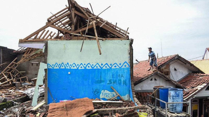 Pemandangan drone bangunan yang rusak akibat angin puting beliung di Sumedang, Indonesia, 21 Februari 2024, dalam gambar ini diperoleh dari media sosial. (Muhammad Adiaz Agung/via REUTERS)