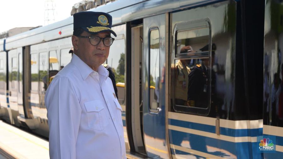 Menteri Perhubungan (Menhub) Budi Karya Sumadi tingkat keterisian penumpang atau load factor Kereta Api Trans Sulawesi lintas Makassar – Parepare. (²©²ÊÍøÕ¾/Martyasari Rizky)
