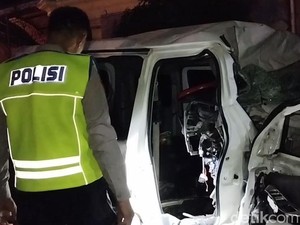 Pengemudi Minibus Tewas Usai Nyelonong Tabrak Rumah Warga di Pacitan