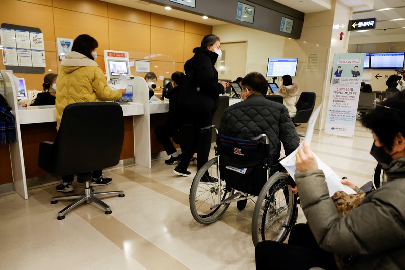 Para dokter dan pekerja medis mengambil bagian dalam protes terhadap rencana penerimaan lebih banyak siswa ke sekolah kedokteran, di depan Kantor Kepresidenan di Seoul, Korea Selatan, 21 Februari 2024. (REUTERS/Kim Soo-Hyeon)