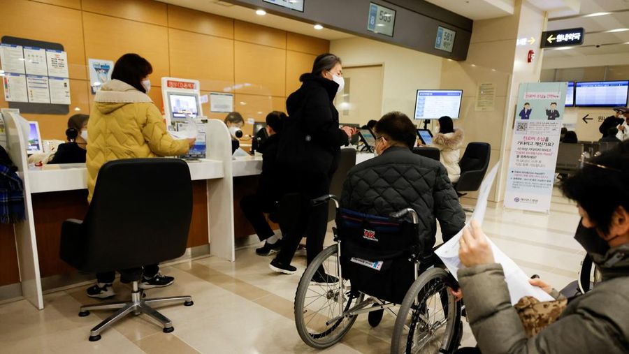 Para dokter dan pekerja medis mengambil bagian dalam protes terhadap rencana penerimaan lebih banyak siswa ke sekolah kedokteran, di depan Kantor Kepresidenan di Seoul, Korea Selatan, 21 Februari 2024. (REUTERS/Kim Soo-Hyeon)