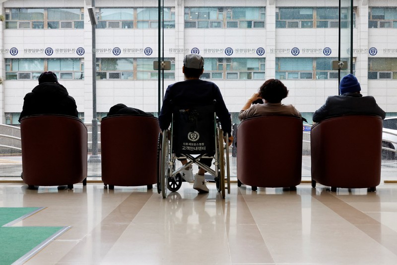 Para dokter dan pekerja medis mengambil bagian dalam protes terhadap rencana penerimaan lebih banyak siswa ke sekolah kedokteran, di depan Kantor Kepresidenan di Seoul, Korea Selatan, 21 Februari 2024. (REUTERS/Kim Soo-Hyeon)