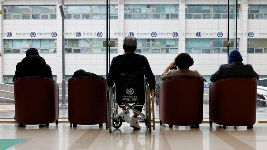 Para dokter dan pekerja medis mengambil bagian dalam protes terhadap rencana penerimaan lebih banyak siswa ke sekolah kedokteran, di depan Kantor Kepresidenan di Seoul, Korea Selatan, 21 Februari 2024. (REUTERS/Kim Soo-Hyeon)