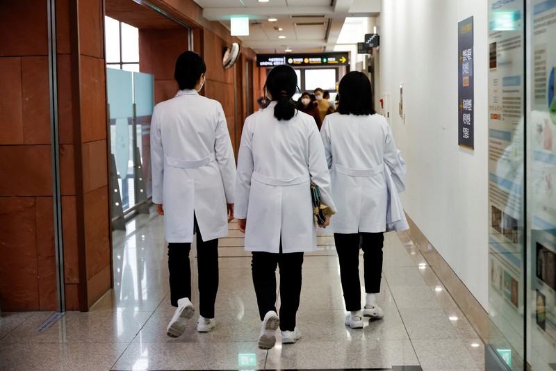 Para dokter dan pekerja medis mengambil bagian dalam protes terhadap rencana penerimaan lebih banyak siswa ke sekolah kedokteran, di depan Kantor Kepresidenan di Seoul, Korea Selatan, 21 Februari 2024. (REUTERS/Kim Soo-Hyeon)