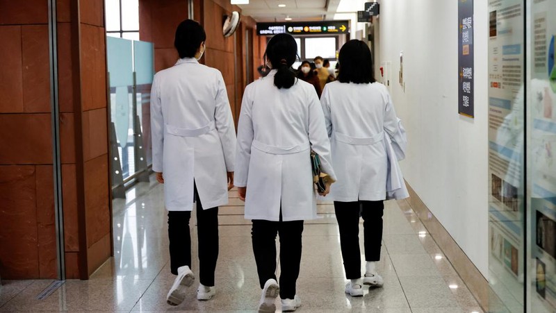 Para dokter dan pekerja medis mengambil bagian dalam protes terhadap rencana penerimaan lebih banyak siswa ke sekolah kedokteran, di depan Kantor Kepresidenan di Seoul, Korea Selatan, 21 Februari 2024. (REUTERS/Kim Soo-Hyeon)
