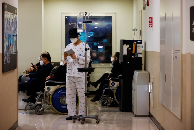 Para dokter dan pekerja medis mengambil bagian dalam protes terhadap rencana penerimaan lebih banyak siswa ke sekolah kedokteran, di depan Kantor Kepresidenan di Seoul, Korea Selatan, 21 Februari 2024. (REUTERS/Kim Soo-Hyeon)