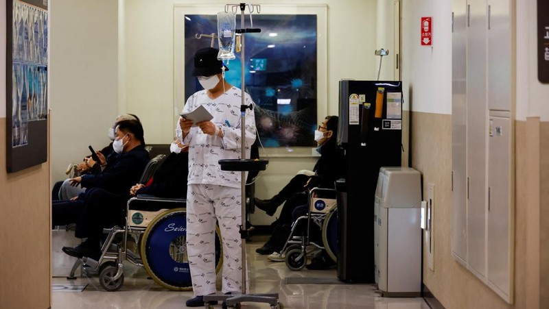 Para dokter dan pekerja medis mengambil bagian dalam protes terhadap rencana penerimaan lebih banyak siswa ke sekolah kedokteran, di depan Kantor Kepresidenan di Seoul, Korea Selatan, 21 Februari 2024. (REUTERS/Kim Soo-Hyeon)