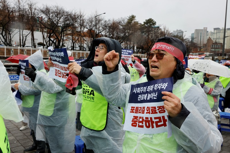 Para dokter dan pekerja medis mengambil bagian dalam protes terhadap rencana penerimaan lebih banyak siswa ke sekolah kedokteran, di depan Kantor Kepresidenan di Seoul, Korea Selatan, 21 Februari 2024. (REUTERS/Kim Soo-Hyeon)