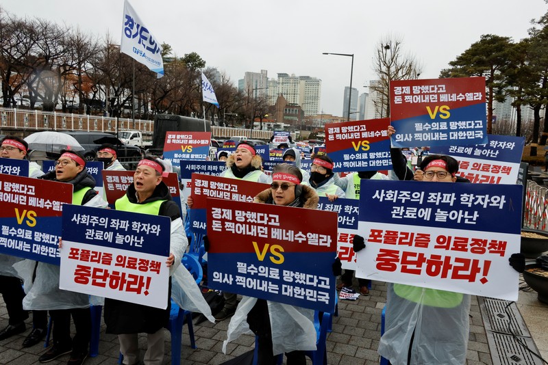 Para dokter dan pekerja medis mengambil bagian dalam protes terhadap rencana penerimaan lebih banyak siswa ke sekolah kedokteran, di depan Kantor Kepresidenan di Seoul, Korea Selatan, 21 Februari 2024. (REUTERS/Kim Soo-Hyeon)