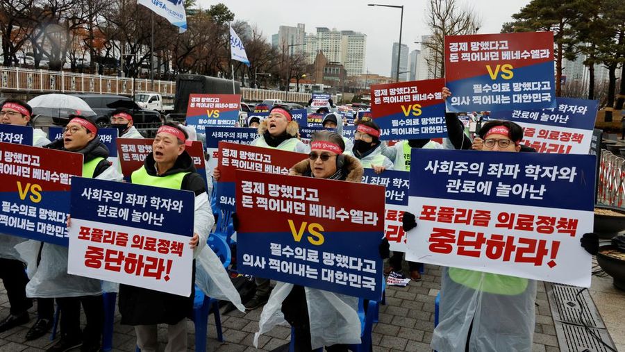 Para dokter dan pekerja medis mengambil bagian dalam protes terhadap rencana penerimaan lebih banyak siswa ke sekolah kedokteran, di depan Kantor Kepresidenan di Seoul, Korea Selatan, 21 Februari 2024. (REUTERS/Kim Soo-Hyeon)