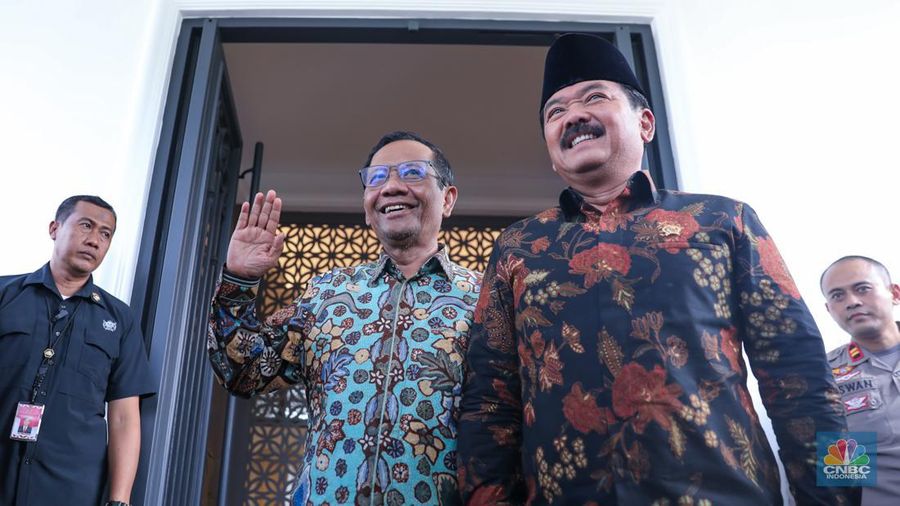 Pejabat baru Menteri Koordinator Politik, Hukum dan Keamanan (Menko Polhukam) Hadi Tjahjanto dan pejabat lama Menko Polhukam Mahfud MD memberikan keterangan usai menggelar pertemuan di Jakarta, Kamis (22/2/2024). (CNBC Indonesia/Faisal Rahman)
