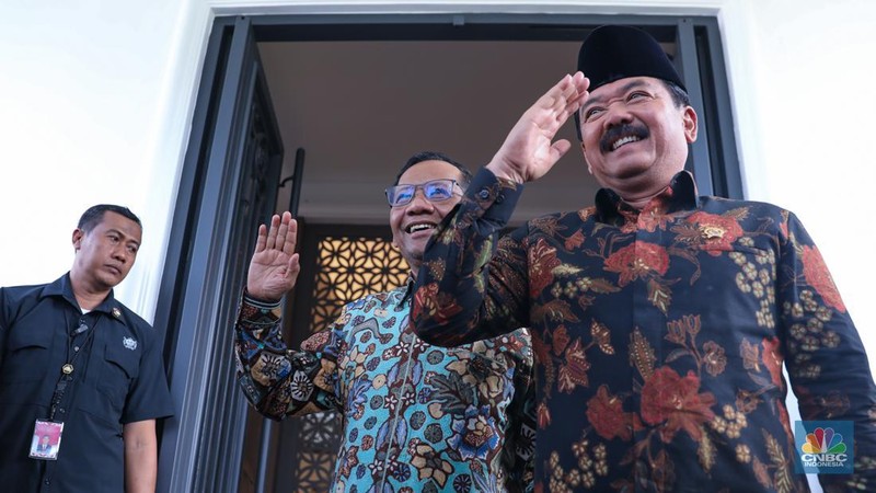 Pejabat baru Menteri Koordinator Politik, Hukum dan Keamanan (Menko Polhukam) Hadi Tjahjanto dan pejabat lama Menko Polhukam Mahfud MD memberikan keterangan usai menggelar pertemuan di Jakarta, Kamis (22/2/2024). (CNBC Indonesia/Faisal Rahman)