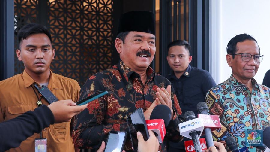 Pejabat baru Menteri Koordinator Politik, Hukum dan Keamanan (Menko Polhukam) Hadi Tjahjanto dan pejabat lama Menko Polhukam Mahfud MD memberikan keterangan usai menggelar pertemuan di Jakarta, Kamis (22/2/2024). (CNBC Indonesia/Faisal Rahman)