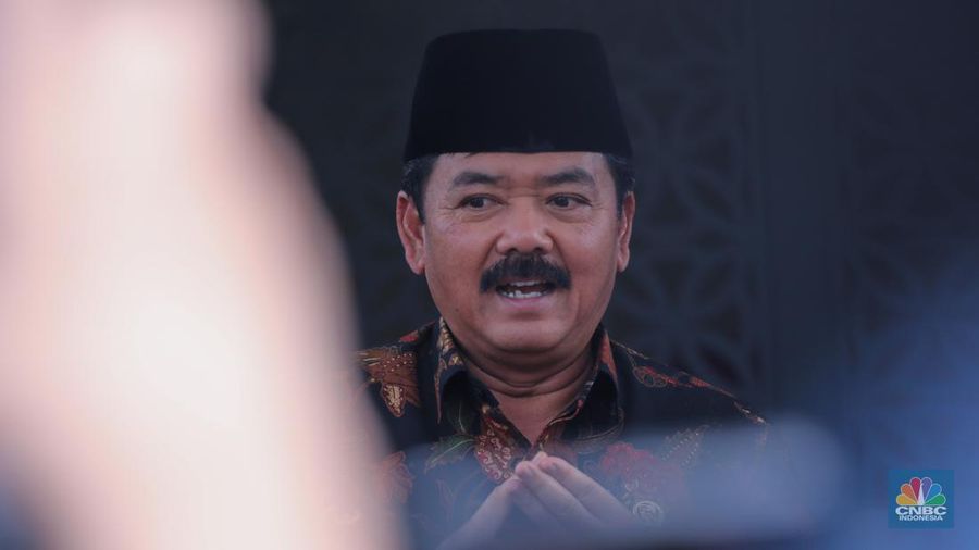 Pejabat baru Menteri Koordinator Politik, Hukum dan Keamanan (Menko Polhukam) Hadi Tjahjanto dan pejabat lama Menko Polhukam Mahfud MD memberikan keterangan usai menggelar pertemuan di Jakarta, Kamis (22/2/2024). (CNBC Indonesia/Faisal Rahman)