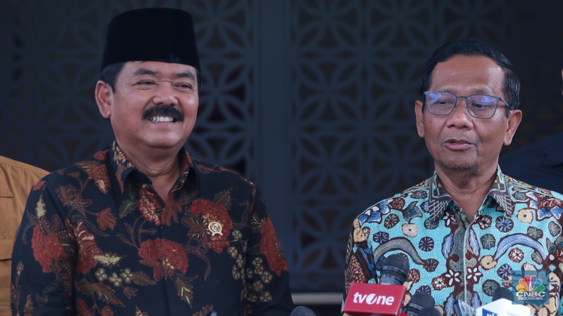 Pejabat baru Menteri Koordinator Politik, Hukum dan Keamanan (Menko Polhukam) Hadi Tjahjanto dan pejabat lama Menko Polhukam Mahfud MD memberikan keterangan usai menggelar pertemuan di Jakarta, Kamis (22/2/2024). (CNBC Indonesia/Faisal Rahman)