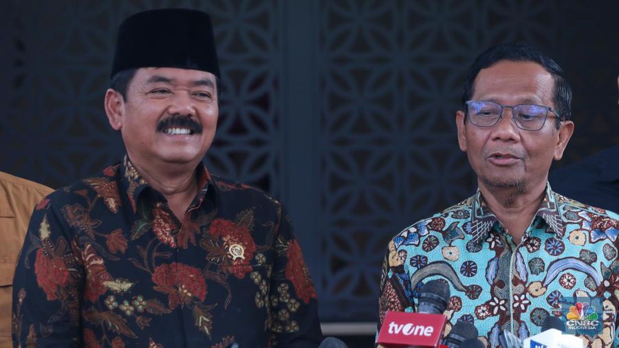 Pejabat baru Menteri Koordinator Politik, Hukum dan Keamanan (Menko Polhukam) Hadi Tjahjanto dan pejabat lama Menko Polhukam Mahfud MD memberikan keterangan usai menggelar pertemuan di Jakarta, Kamis (22/2/2024). (CNBC Indonesia/Faisal Rahman)