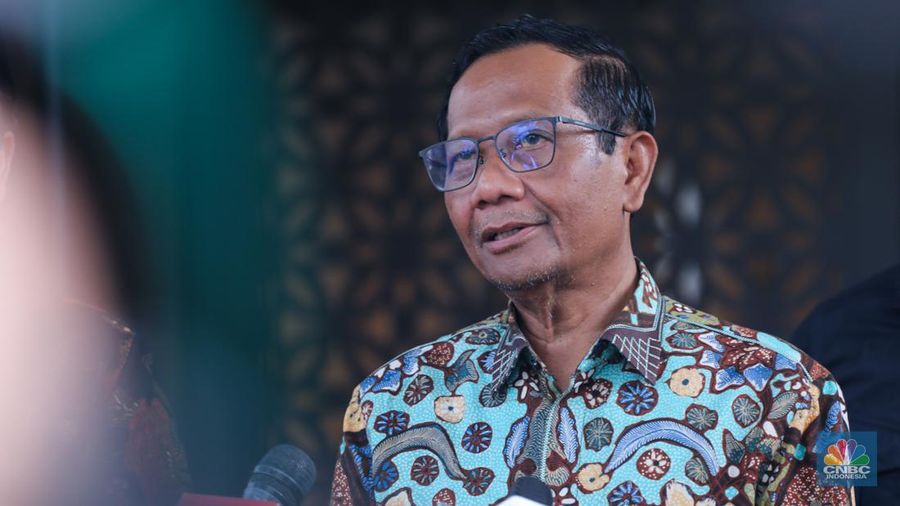 Pejabat baru Menteri Koordinator Politik, Hukum dan Keamanan (Menko Polhukam) Hadi Tjahjanto dan pejabat lama Menko Polhukam Mahfud MD memberikan keterangan usai menggelar pertemuan di Jakarta, Kamis (22/2/2024). (CNBC Indonesia/Faisal Rahman)