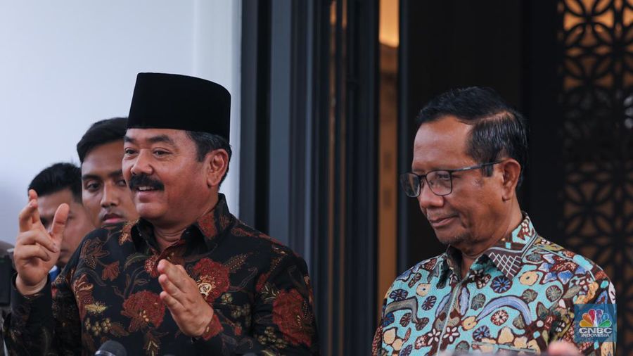 Pejabat baru Menteri Koordinator Politik, Hukum dan Keamanan (Menko Polhukam) Hadi Tjahjanto dan pejabat lama Menko Polhukam Mahfud MD memberikan keterangan usai menggelar pertemuan di Jakarta, Kamis (22/2/2024). (CNBC Indonesia/Faisal Rahman)