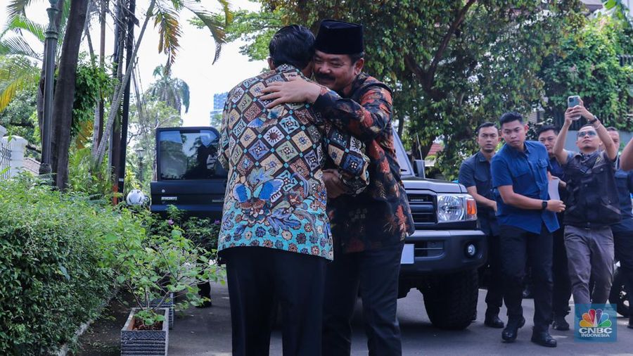 Pejabat baru Menteri Koordinator Politik, Hukum dan Keamanan (Menko Polhukam) Hadi Tjahjanto dan pejabat lama Menko Polhukam Mahfud MD memberikan keterangan usai menggelar pertemuan di Jakarta, Kamis (22/2/2024). (CNBC Indonesia/Faisal Rahman)