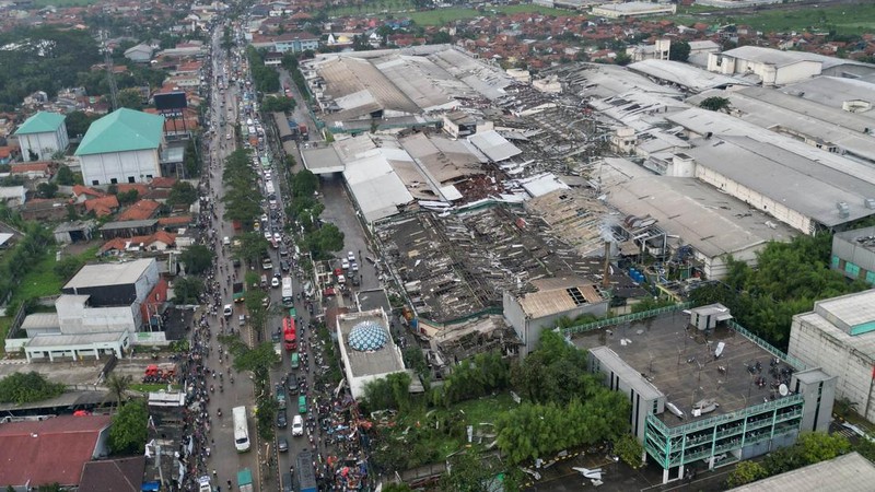 Pemandangan drone bangunan yang rusak akibat angin puting beliung di Sumedang, Indonesia, 21 Februari 2024, dalam gambar ini diperoleh dari media sosial. (Muhammad Adiaz Agung/via REUTERS)