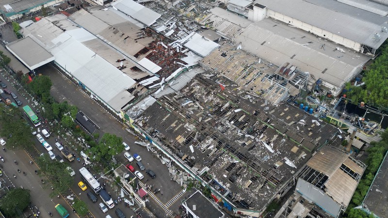 Pemandangan drone bangunan yang rusak akibat angin puting beliung di Sumedang, Indonesia, 21 Februari 2024, dalam gambar ini diperoleh dari media sosial. Pemandangan drone bangunan yang rusak akibat angin puting beliung di Sumedang, Indonesia, 21 Februari 2024, dalam gambar ini diperoleh dari media sosial. (Muhammad Adiaz Agung/via REUTERS)