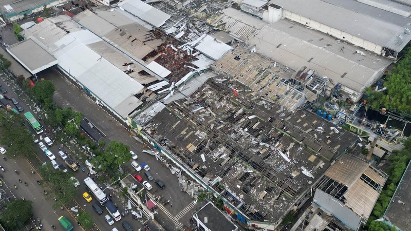 Pemandangan drone bangunan yang rusak akibat angin puting beliung di Sumedang, Indonesia, 21 Februari 2024, dalam gambar ini diperoleh dari media sosial. (Muhammad Adiaz Agung/via REUTERS)