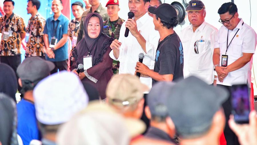 Presiden Joko Widodo (Jokowi) membagikan bantuan pangan beras pemerintah kepada Keluarga Penerima Manfaat (KPM) di Gudang Bulog Batangase, Kabupaten Maros, Sulawesi Selatan, Kamis (22/2/2024). (Dok. Sekretariat Presiden)